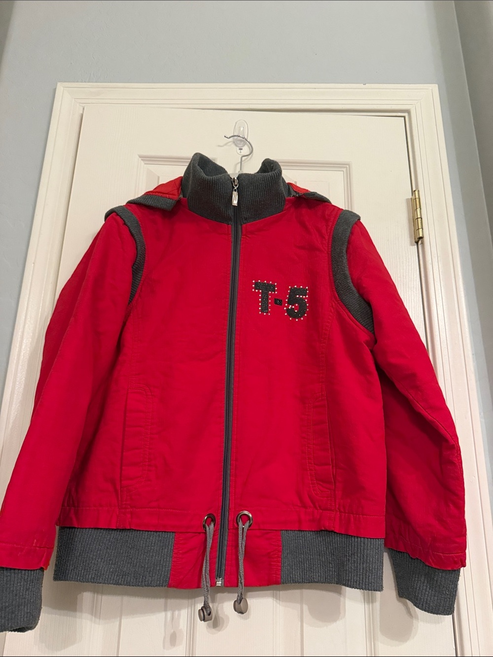 Hongdou Red Zip Front Puffer Jacket with Contrast Gray Trim XL —US 4-6